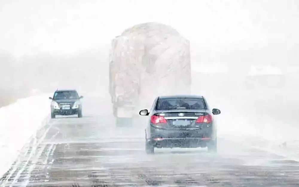 雪天行車安全小貼士_冬季雪地駕駛技巧_出行提示