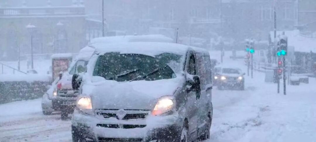駕車出行清理車輛積雪檢查車燈剎車輪胎_出行提示_駕駛過程中控制車速保持車距使用燈光謹(jǐn)慎轉(zhuǎn)彎避免超車
