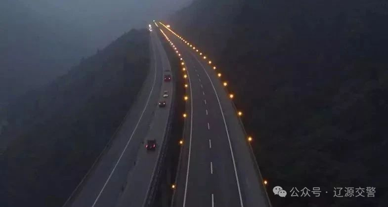 霧天行車安全常識(shí)_出行提示_低能見度駕駛技巧