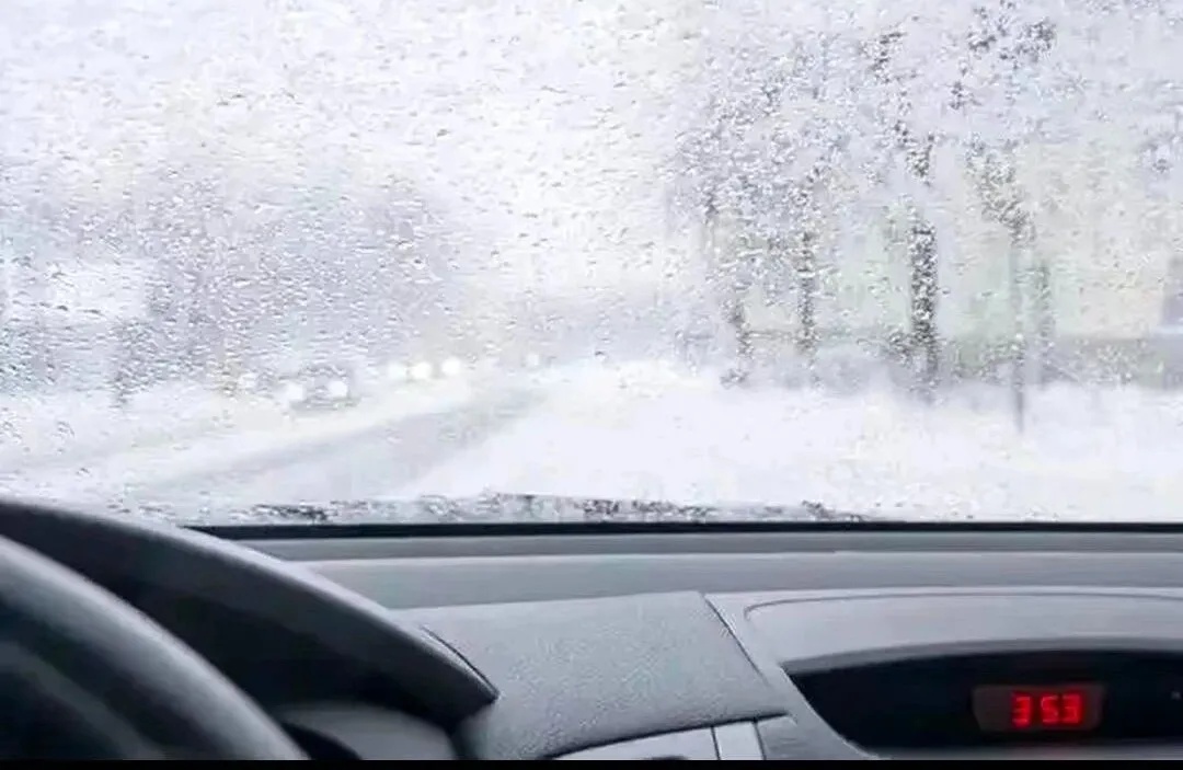 出行提示_駕駛過(guò)程中控制車速保持車距使用燈光謹(jǐn)慎轉(zhuǎn)彎_駕車出行清理車輛積雪檢查車燈剎車輪胎