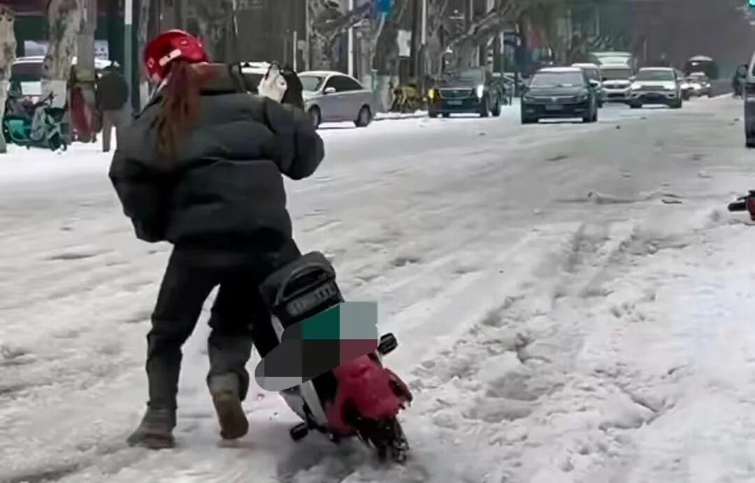 駕車出行清理車輛積雪檢查車燈剎車輪胎_駕駛過程中控制車速保持車距使用燈光謹慎轉彎_出行提示