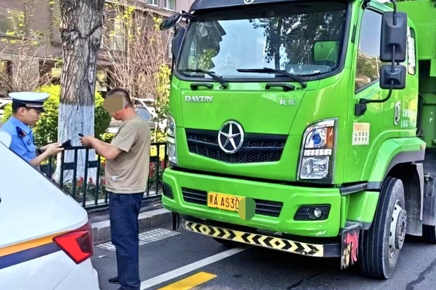 禁行_哈爾濱市公安局交管部門(mén)夏季道路交通安全整治_貨運(yùn)車輛超載整治行動(dòng)