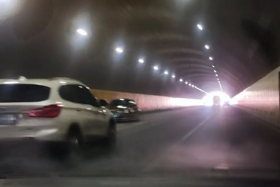 騎車保暖防滑安全_斷崖式降溫開(kāi)車須知_出行提示