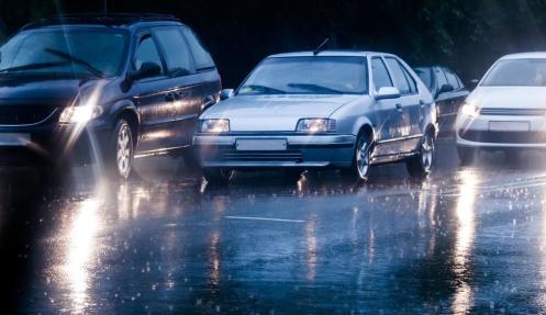 雨雪天氣駕駛技巧_雨雪天行車(chē)安全_出行提示