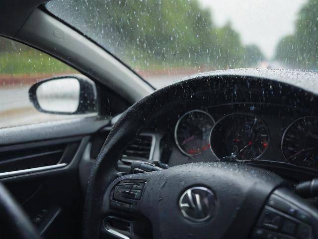 城市道路與雨天駕駛技巧：跟車變道有講究，輪胎雨刮要注意
